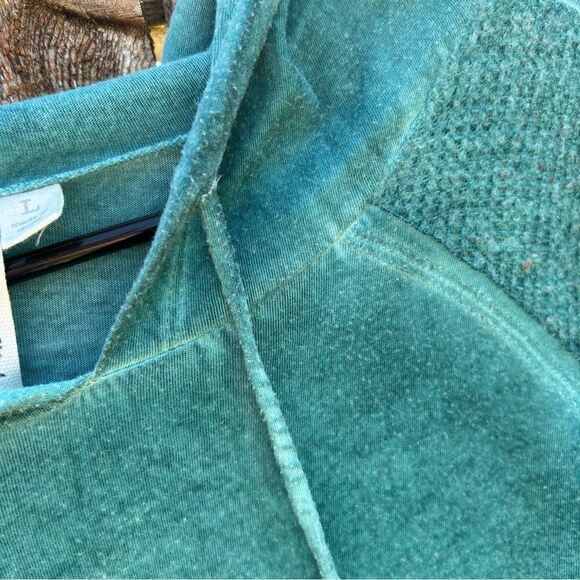 Others Follow long sleeve hooded thin sweater type high low bottom. Large. - Picture 5 of 11